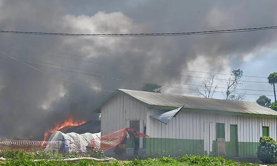 کانگو، ایبولا وائرس سے ہلاک شخص کی لاش واپس نہ کرنے پر مشتعل افراد نے طبی مرکز جلا دیا