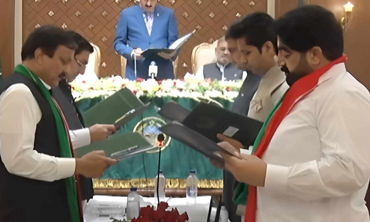 خیبرپختونخوا کابینہ کے نئے اراکین نے حلف اٹھا لیا