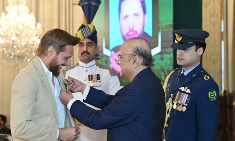 شاہد آفریدی نے ’ہلالِ امتیاز‘ پاکستانی قوم اور شہداء کے نام کردیا
