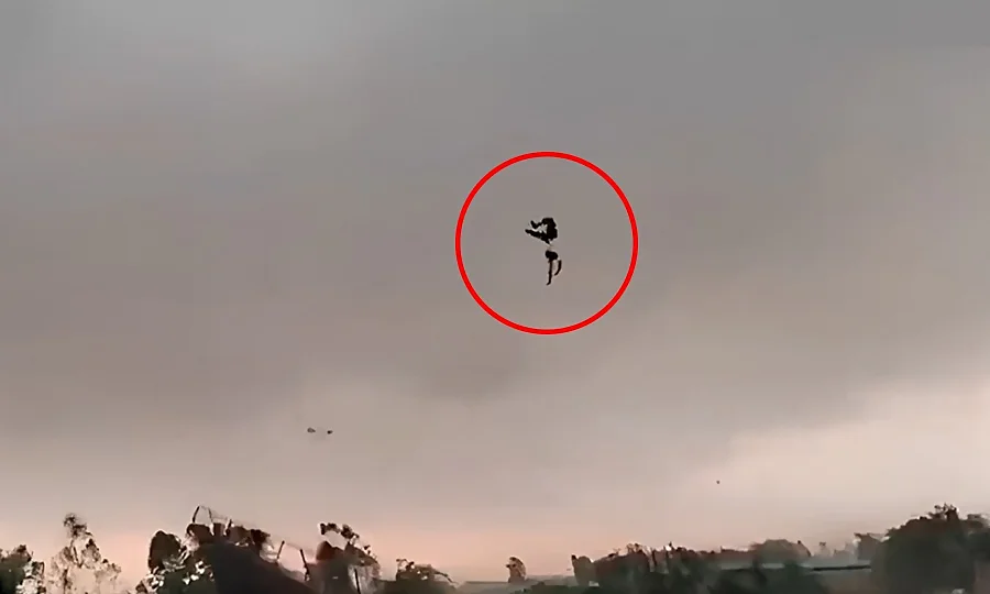 طاقتور طوفان کے باعث شخص ہوا میں اُڑنے لگا، حیران کن ویڈیو سوشل میڈیا پر وائرل