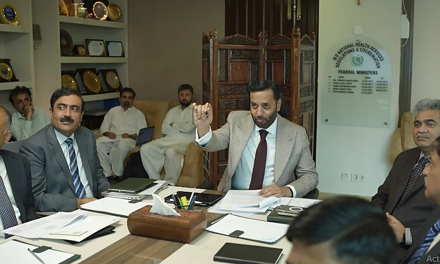 ایچ آئی وی کے بڑھتے خطرات پر حکومت متحرک، وزیرِ صحت نے تمام اداروں کو ہنگامی ٹاسک سونپ دیے