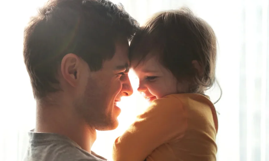 بچوں کی پرورش میں مصروف والدین یہ ایک کام ضرور کریں