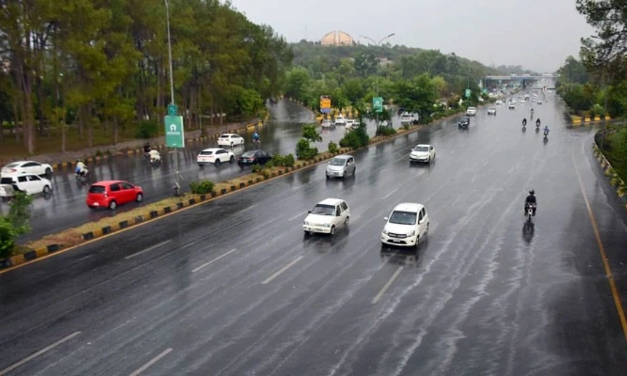 کراچی میں صبح سویرے ہلکی بارش سے موسم خوشگوار ہوگیا