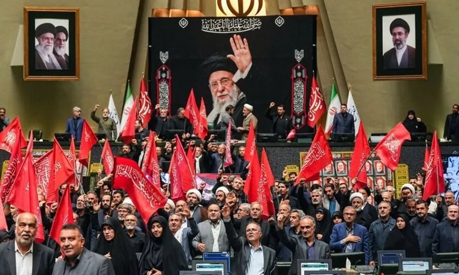 جنگ کے بعد ایرانی پارلیمنٹ کا پہلا اجلاس؛ خامنہ ای کی شہادت کا انتقام لینے کا مطالبہ