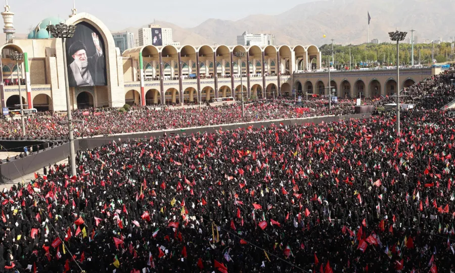 ایران میں سوگ کا عالم؛ شہید آیت اللہ علی خامنہ ای کا تاریخی جنازہ جلوس جاری