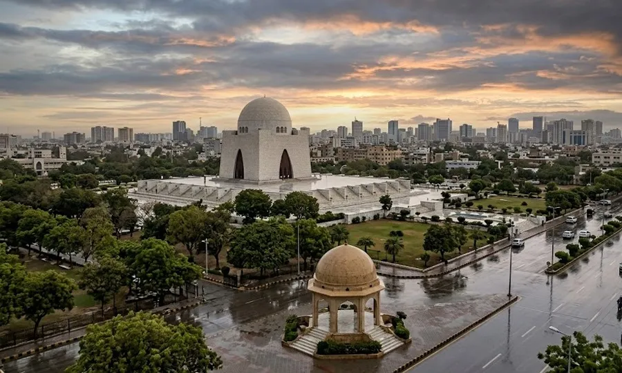 شہرقائد میں سرمئی بادلوں کے ڈیرے، صبح سویرے بوندا باندی سے موسم خوشگوار