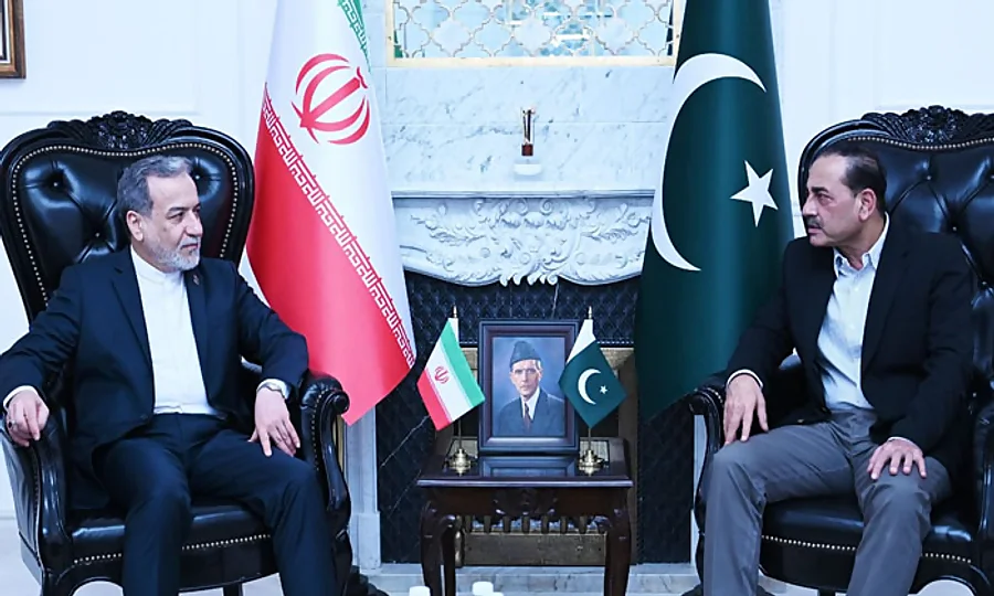 امریکی حملوں پر ایران کا سخت ردعمل، عباس عراقچی کا فیلڈ مارشل عاصم منیر سے رابطہ