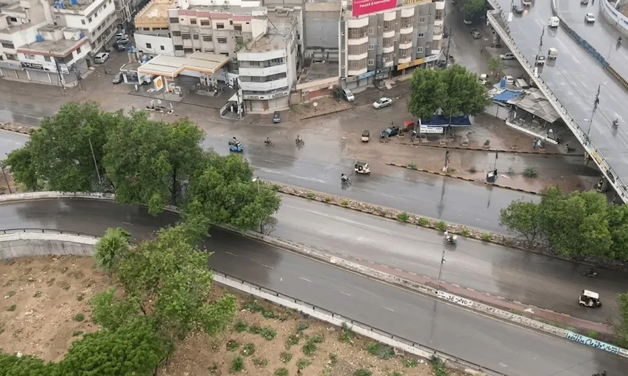 کراچی میں صبح سویرے بوندا باندی؛ موسم خوشگوار