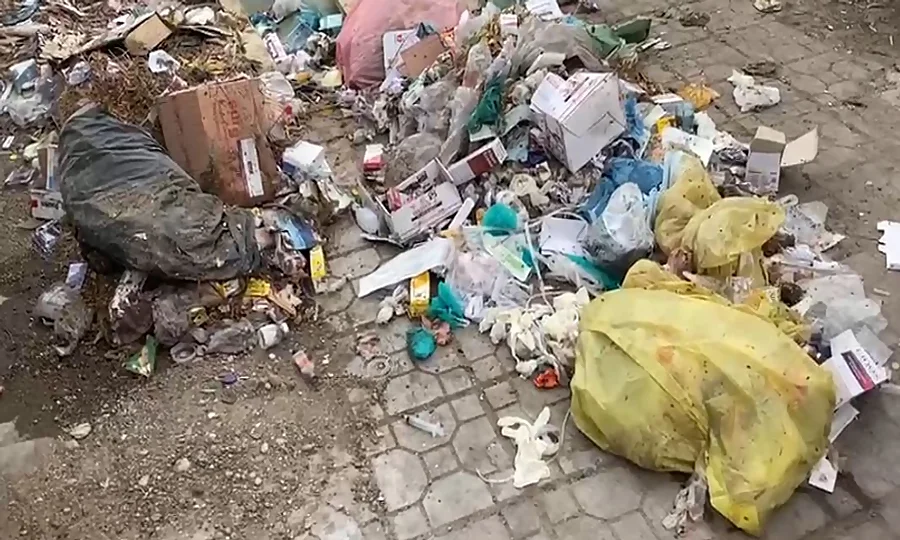 ایچ آئی وی کیسز کے باوجود غفلت ختم نہ ہوئی، ولیکا اسپتال کا طبی فضلہ اب بھی کھلے عام موجود