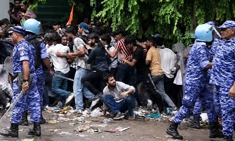 بھارت میں وزیرِ تعلیم کے استعفے کا مطالبہ، پارلیمنٹ مارچ پر پولیس کا لاٹھی چارج
