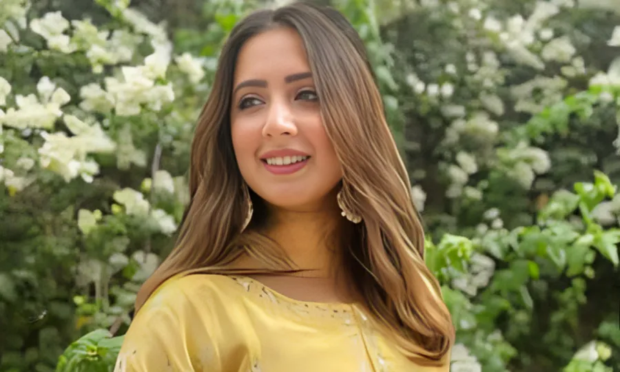 والدین کی مالی کفالت! کومل عزیز کا بیان سوشل میڈیا پر موضوعِ بحث بن گیا