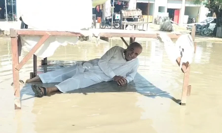 بارش کے پانی کی نکاسی نہ ہونے پر شہری کا انوکھا احتجاج