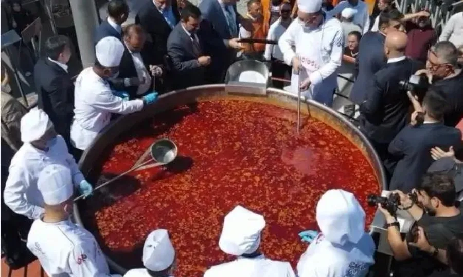 ترکی میں دنیا کی سب سے بڑی پھلیوں کی ڈش تیار، انوکھا ریکارڈ قائم