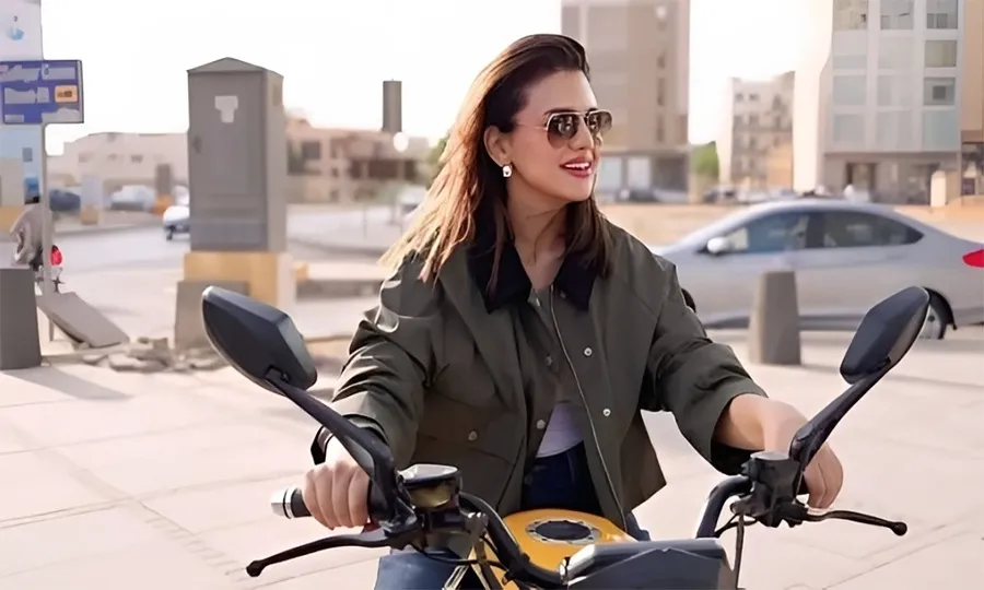 زارا نور عباس کی ہیوی بائیک پر دھواں دار انٹری؛ ویڈیو وائرل