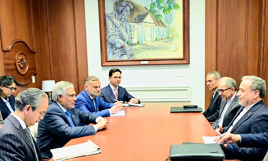 عراقچی کا امریکا پر وعدہ خلافی کا الزام، اسحاق ڈار کا خطے میں امن کیلئے سفارت کاری پر زور