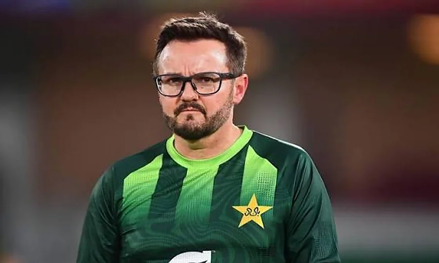 کوچ مائیک ہیسن نے پاکستان ٹیسٹ اسکواڈ میں بڑی تبدیلیوں پر ہاتھ کھڑے کر دیئے