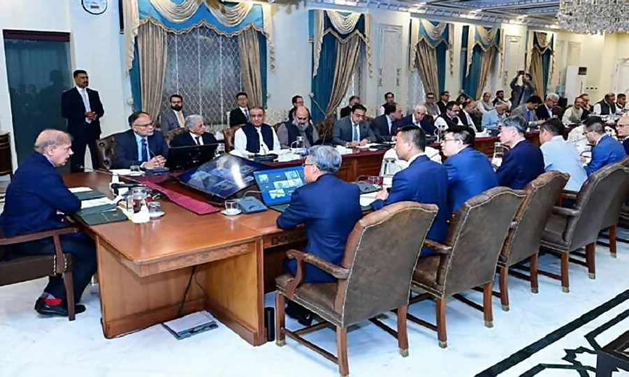 پیٹرول بحران، حکومت نے سرکاری اخراجات کم کرنے کیلئے بڑے فیصلے کرلیے