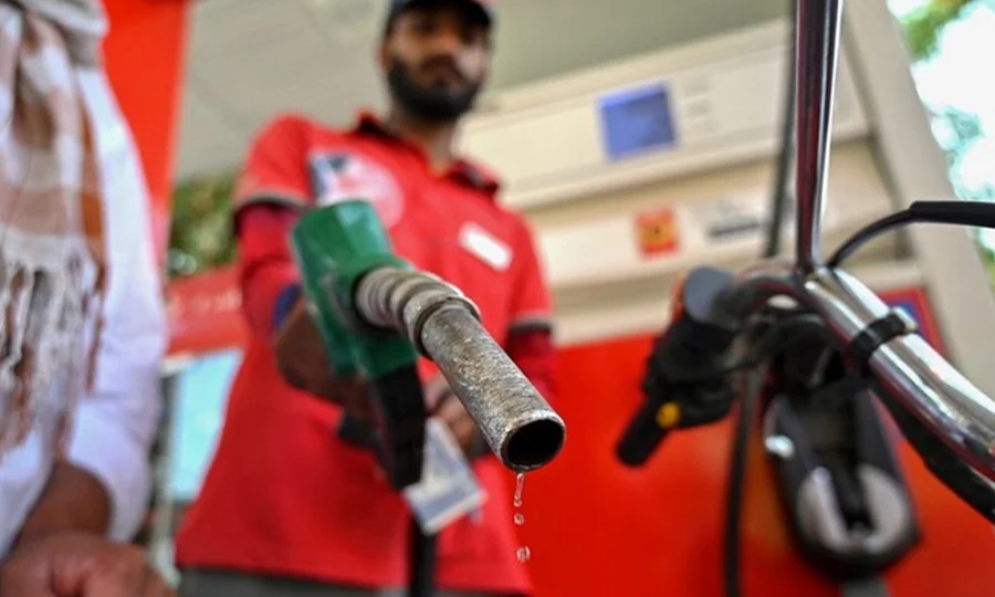 پیٹرول مہنگا، ہائی اسپیڈ ڈیزل سستا، نئی قیمتوں کا اعلان
