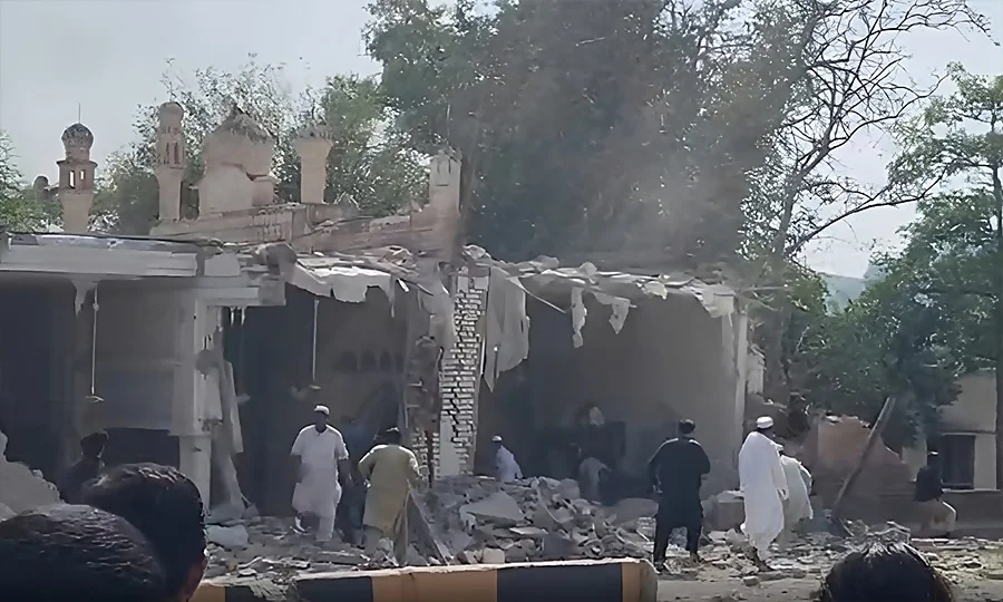 کوہاٹ؛ پولیس لائنز میں نماز جمعہ کے دوران دھماکا، 5 پولیس اہلکاروں سمیت 16 افراد شہید، متعدد زخمی