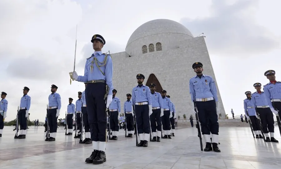 یوم دفاع وشہداء؛ مزارِ قائد پر گارڈز کی تبدیلی کی پُروقار تقریب