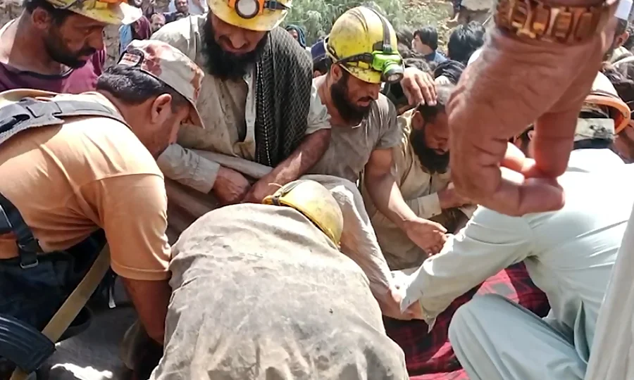 ہرنائی کوئلہ کان میں گیس دھماکا، پاک فوج نے 5 پھنسے مزدوروں کو زندہ نکال لیا