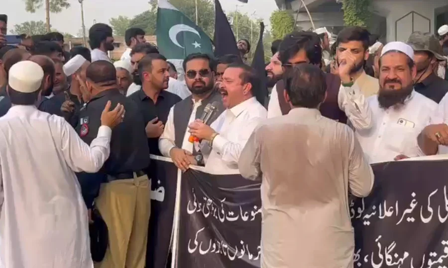 پی ٹی آئی لانگ مارچ کے خلاف پشاور میں تاجر سڑکوں پر نکل آئے، شدید احتجاج