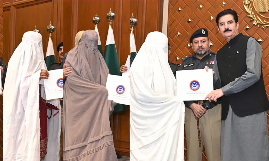 کے پی پولیس کی تنخواہوں اور شہداء پیکج سمیت مختلف مراعات میں اضافے کا اعلان