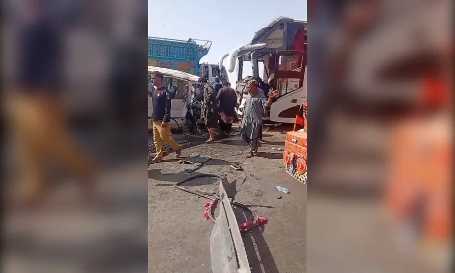 لسبیلہ: مسافر بس اور وین میں تصادم؛ 11 افراد جاں بحق، متعدد زخمی