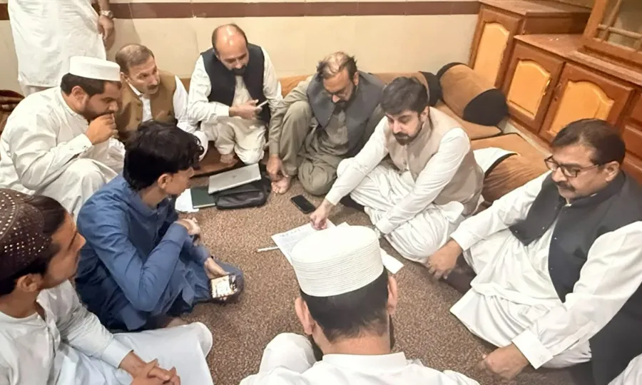 پشاور اسکول سانحہ کے متاثرہ خاندانوں میں امدادی چیک تقسیم