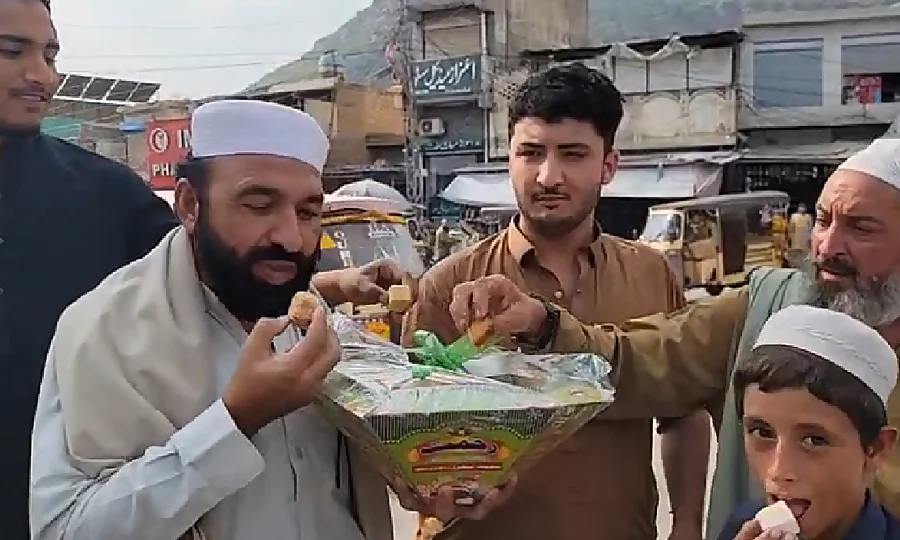 خیبر پختونخوا میں پی ٹی آئی حکومت کے خاتمے پر جشن، شہری سڑکوں پر نکل آئے