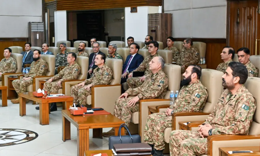 فیلڈ مارشل عاصم منیر کا دورہ پشاور؛ دہشت گردوں کے خلاف کارروائیاں پوری قوت سے جاری رکھنے کا عزم