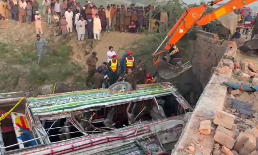 پنڈی بھٹیاں میں مسافر بس سیم نالے میں جا گری؛ 5 افراد جاں بحق، 40 زخمی