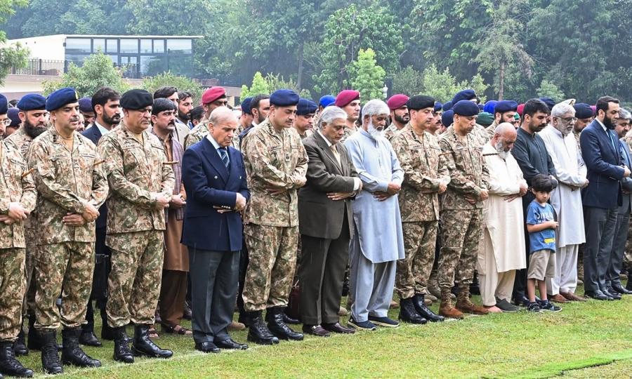 مشاق طیارہ حادثے میں شہید میجر حسنین شہزاد اور کیپٹن عبدالصمد کی نماز جنازہ ادا