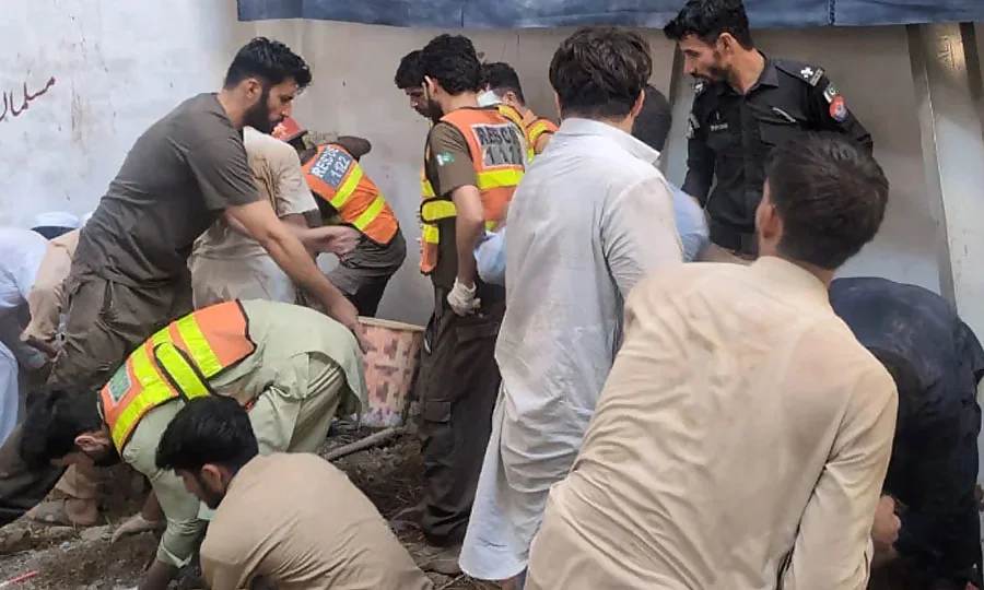 پشاور اسکول حادثہ، فضل الرحمان اور خالد مقبول صدیقی کا اظہار افسوس