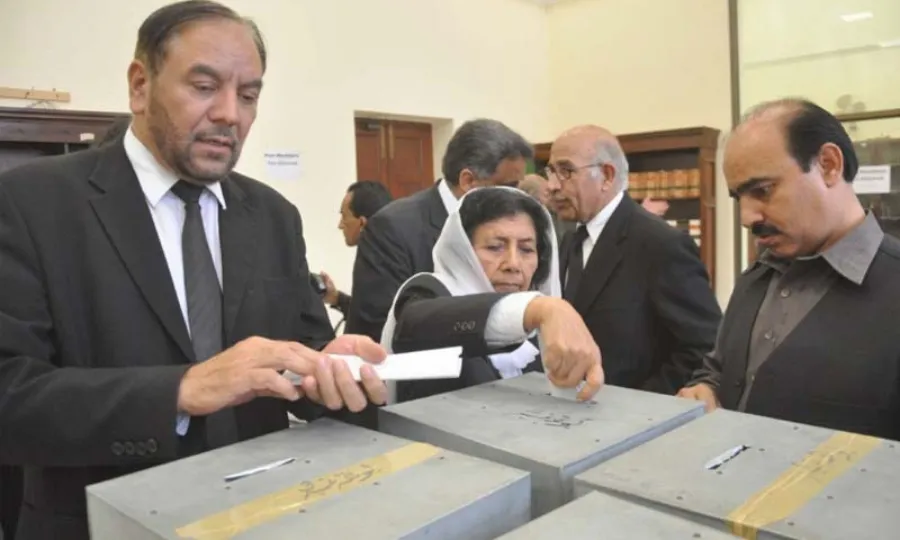 سپریم کورٹ بار ایسوسی ایشن کے سالانہ انتخابات کیلئے میدان سج گیا، پولنگ جاری