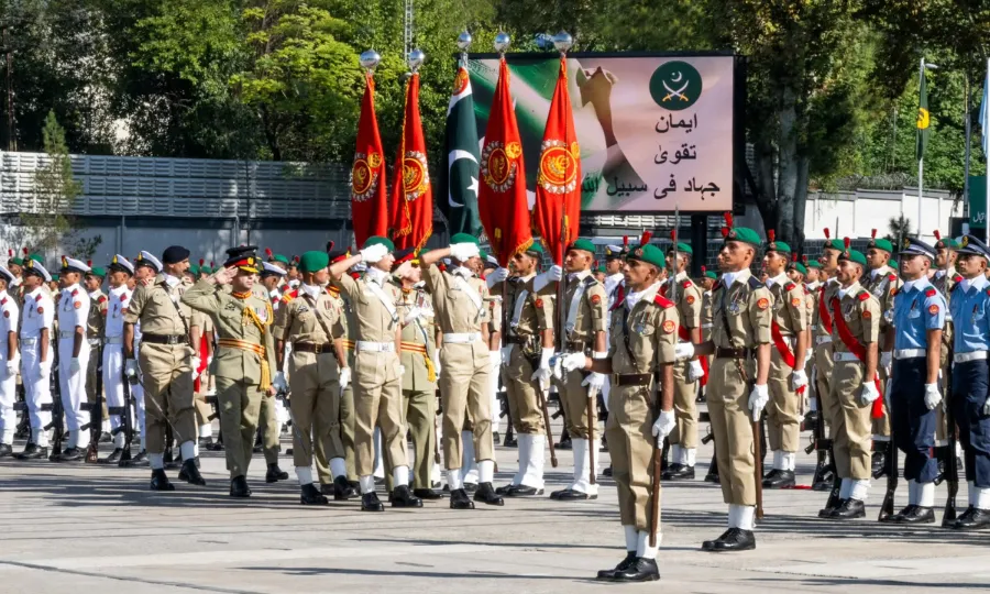 پی ایم اے کاکول میں پاسنگ آؤٹ پریڈ؛ کیڈٹس میں اعزازات تقسیم