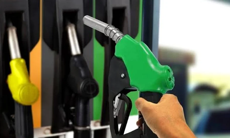 پیٹرول مہنگا اور ڈیزل سستا؛ نئی قیمتوں کا اعلان ہوگیا