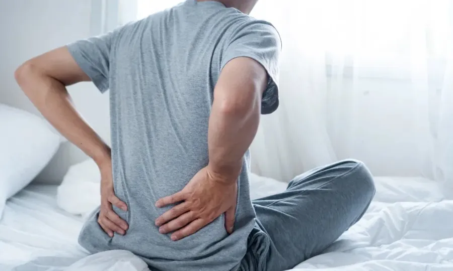 کیا آپ کو بھی کمر میں درد کی شکایت رہتی ہے؟ آج وجہ بھی جان لیں
